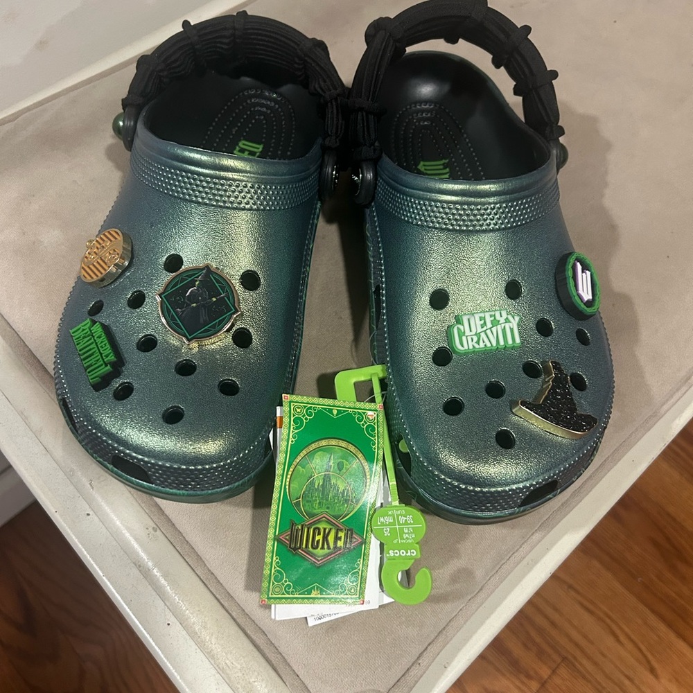 CROCS Wicked Classic Elphaba Clog Shimmering with Jibbits! Never worn!!